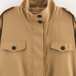 Khakifarbene Utility-Feldjacke mit Stehkragen, Schulterklappen und großen Pattentaschen