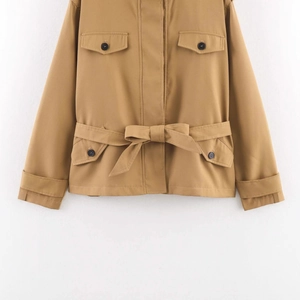 Kurze khakifarbene Trenchjacke mit Utility-Taschen und passendem Bindegürtel