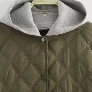 Veste matelassée vert armée pour femme avec capuche grise et boutons-pression