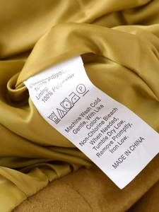 Détail de l'étiquette d'entretien montrant la matière 100% polyester et les instructions