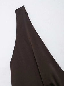 Detailansicht der dunkelbraunen Satinstoff-Textur und der Nähte an einem eleganten Kleid
