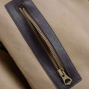 Khakifarbene Retro-Wildlederjacke mit Detail eines antiken bronzenen Metallreißverschlusses