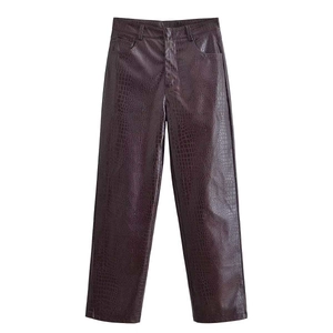 Pantalon femme taille haute jambe droite en similicuir marron foncé avec motif crocodile