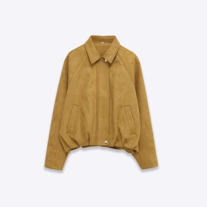 Veste en daim camel minimaliste avec col à revers et boutons en métal argenté en vue à plat