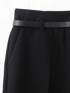 Detailansicht der schwarzen Hose mit weitem Bein, inklusive Gürtel und Taillen-Details