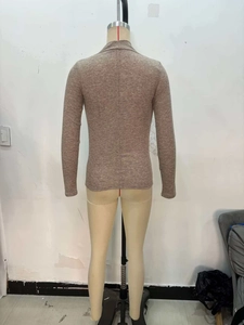 Détail du dos du pull en maille côtelée marron sur mannequin montrant la texture fine