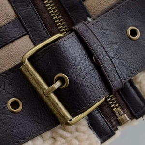 Nahaufnahme der Vintage-Bronzeschnalle an der Khaki-Lederjacke mit Sherpa-Futter