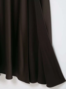 Detailansicht des dunkelbraunen Satinkleid-Stoffs mit elegantem Faltenwurf und Textur