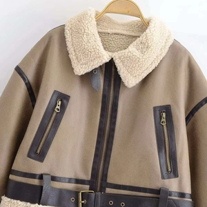 Detailansicht der khakifarbenen Wildlederjacke mit Lammwollfutter und Lederbesatz-Details