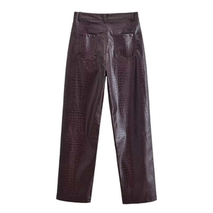 Détail du pantalon droit à taille haute en simili cuir gaufré crocodile violet foncé