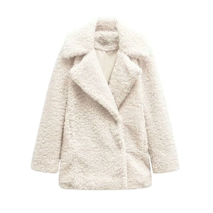 Veste classique en peau de mouton crème avec grand revers et texture en laine sherpa