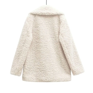 Vue arrière du manteau en peau de mouton crème avec revers et texture en fausse fourrure