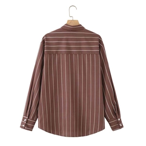 Camicia bordeaux a righe da donna con strisce verticali e sprone posteriore