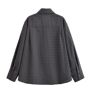 Vue arrière d'une chemise à manches longues à carreaux bleu foncé et jaune coupe ample