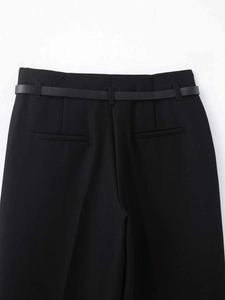Detail der schwarzen High-Waist-Hose mit weitem Bein, Gesäßtaschen und passendem Gürtel