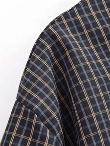 Gros plan sur la texture à carreaux britanniques et les coutures de la chemise