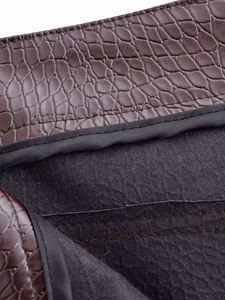 Détail de la veste en cuir PU marron à motif crocodile avec doublure en fausse fourrure noire