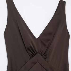 Elegantes ärmelloses Satin-Maxikleid mit tiefem V-Ausschnitt in Schokobraun und Taillenraffung