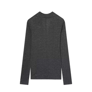 Détail du haut à manches longues gris anthracite avec col montant et texture maille