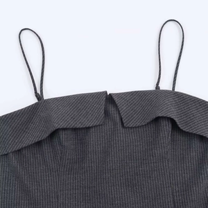 Abito gessato grigio scuro con spalline sottili e dettaglio dello scollo a pieghe