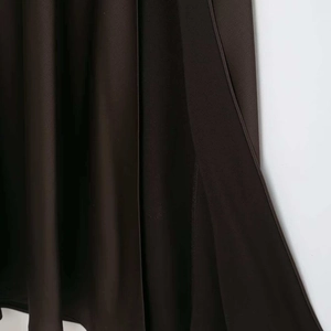 Elegantes, tiefbraunes Satin-Maxikleid mit V-Ausschnitt und tailliertem Schnitt