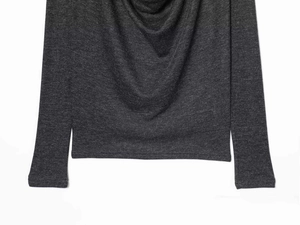 Détail du tissu en maille gris anthracite avec col bénitier et manches ajustées