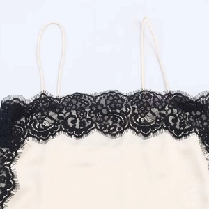 Canotta da donna in raso di seta bianco crema con bordi in pizzo nero a ciglia