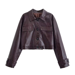 Veste courte marron foncé en similicuir embossé crocodile avec revers et poches poitrine
