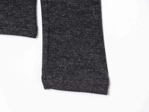 Détail rapproché des poignets en tricot gris foncé avec double couture de précision