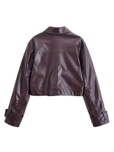 Vue détaillée du dos d'une veste courte en similicuir marron foncé avec effet crocodile