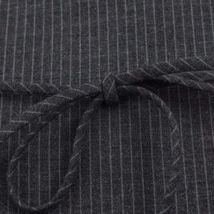 Dettaglio del tessuto a righe grigio scuro con coulisse intrecciata in vita abbinata