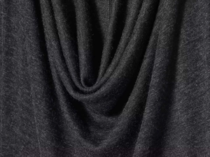 Détail montrant la texture fine et le drapé du tissu en maille gris foncé