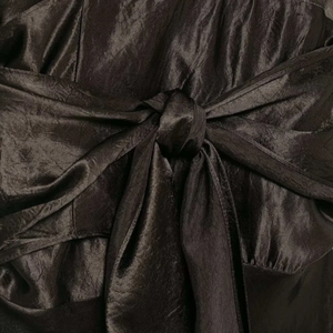 Elegantes Satin-Maxikleid mit V-Ausschnitt, Taillenbindung und dezenter Faltenstruktur
