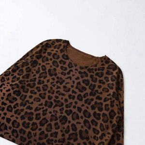 Chic leopard print knit sweater with classic crew neck and premium flat-knit texture