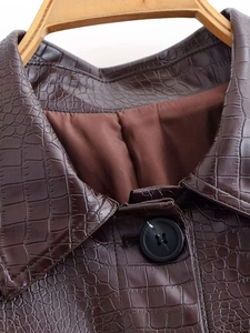 Détails de la veste en cuir marron foncé à motif crocodile avec doublure intérieure soyeuse
