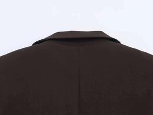 Dettaglio del colletto posteriore e della spalla di un blazer in twill marrone scuro