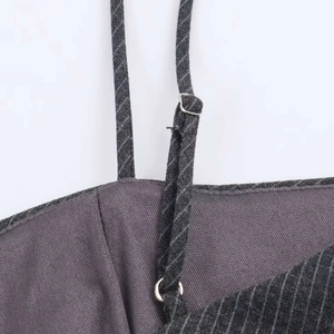 Dettaglio fibbia regolabile su spallina di vestito a righe sottili grigio scuro