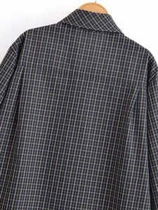 Détail de l'empiècement arrière et du col d'une chemise décontractée à carreaux foncés