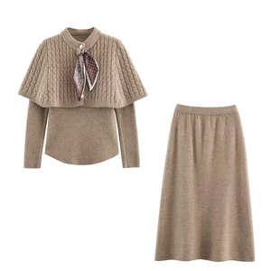 Set in maglia da donna color cammello con maglione, sciarpa e gonna midi su sfondo bianco