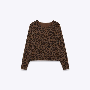 Women's crew neck knitted leopard print sweater with long sleeves in brown tones