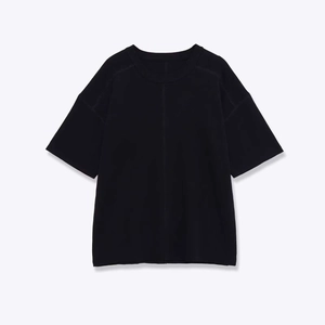 Haut en maille noire minimaliste à col rond avec couture centrale et épaules tombantes