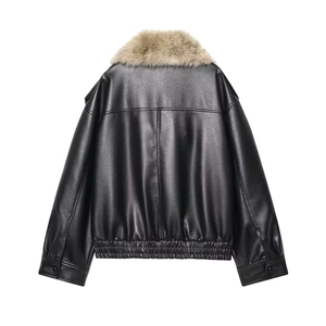 Vue arrière d'une veste en similicuir noir avec col amovible en fausse fourrure brune