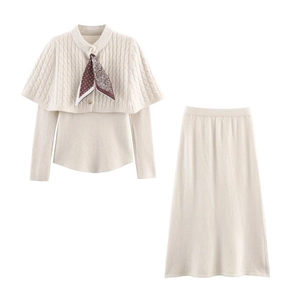 Set in maglia beige tre pezzi con scialle, maglione e gonna midi con foulard di seta