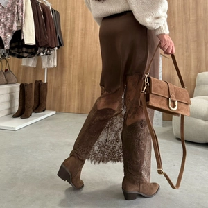 Jupe mi-longue élégante en satin marron foncé avec empiècement en dentelle délicate