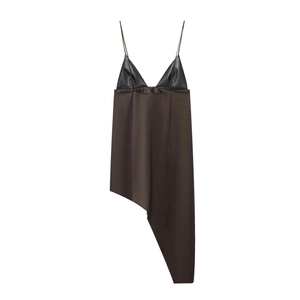 Robe caraco en satin marron avec empiècement cuir noir et ourlet asymétrique
