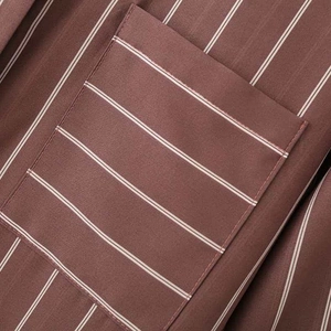 Camicia a righe marroni con linee bianche e dettaglio della tasca quadrata funzionale