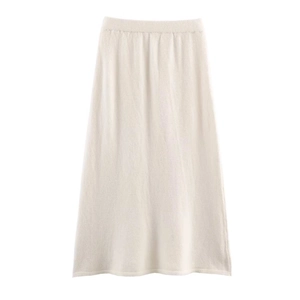 Dettaglio della gonna in maglia bianco crema linea A con vita elastica a coste fini