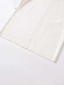 Détail de la maille fine et des coutures plates de l'ourlet sur ce t-shirt blanc basique