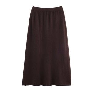 Dettaglio gonna lunga in maglia marrone scuro con vita elastica alta e silhouette ad A
