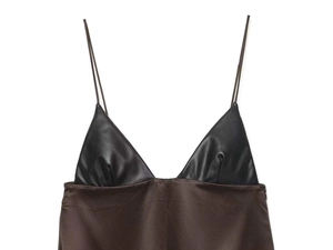 Détail d'un top à fines bretelles avec bonnets en cuir noir et tissu satiné brun